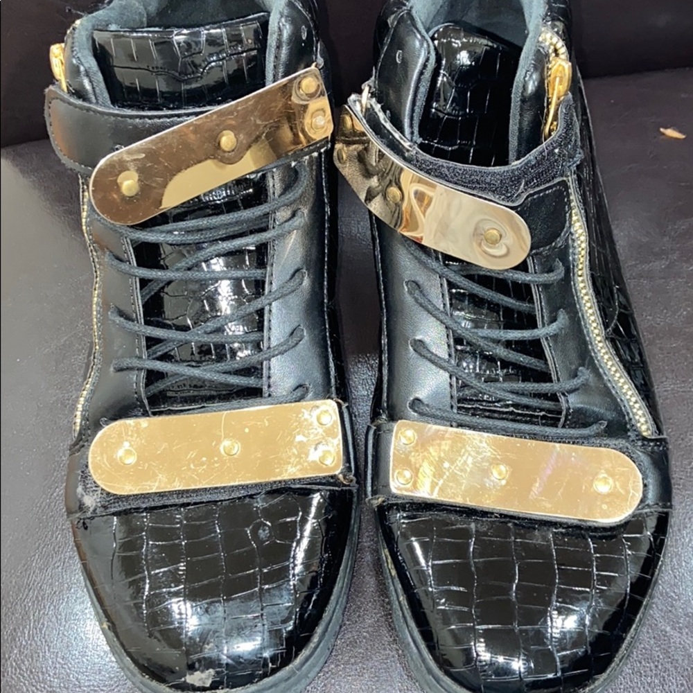 Unbranded stylistically fit shoe